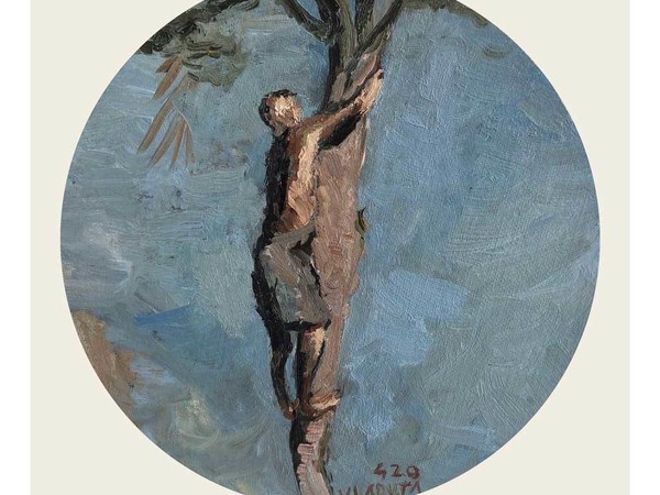 Bogdan Vladuta, Uomo che si arrampica sull' albero, 2020, olio su cartone telato, Ø cm. 20