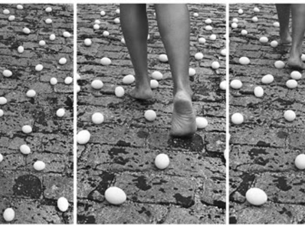 Anna Maria Maiolino, Entrevidas (Between Lives), dalla serie Photopoemaction, 1981/2010. Trittico, fotografia in bianco e nero, 88x56 cm ciascuna (misura totale: 88x168 cm) edizione di 5 + 2 AP. Collezione Privata, Monza