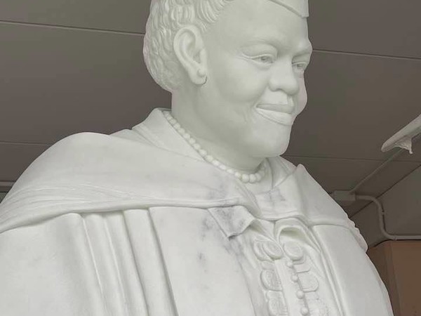 Dettaglio scultura Mary McLeod Bethune di Nilda Comas