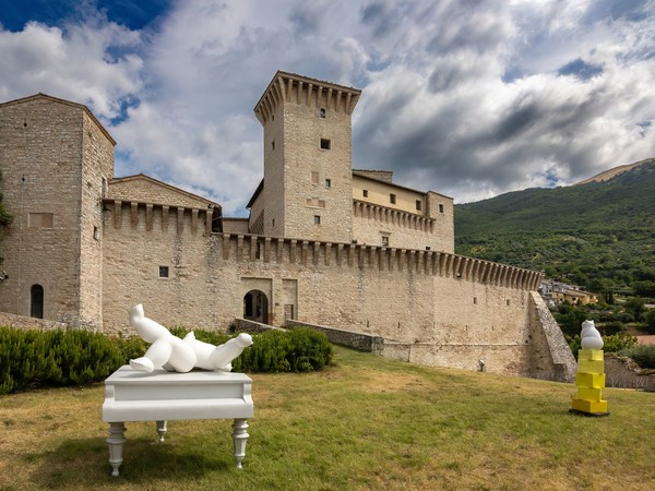 Wal, Va pensiero, 2015. Fiberglass verniciata, 190 x 180 x 147 cm. Parco della Rocca Flea, Gualdo Tadino. Installation view. Credit Christian Severini