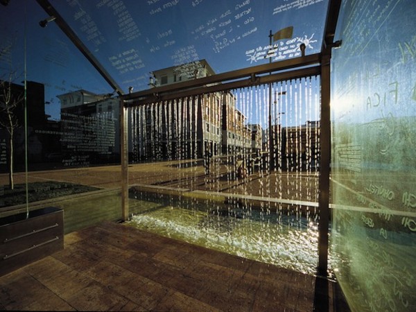 Vittorio Corsini, Le parole scaldano, 2004. Vetro, inox, travertino, bisazza, acqua, cm. 600x500x340