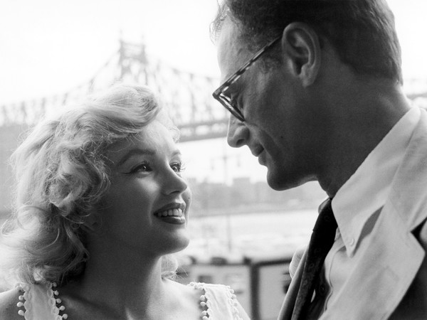 Marilyn Monroe and her husband Arthur Miller in front of the Queensboro Bridge, New York City, 1957 I Photo by Sam Shaw © Shaw Family Archives, Ltd