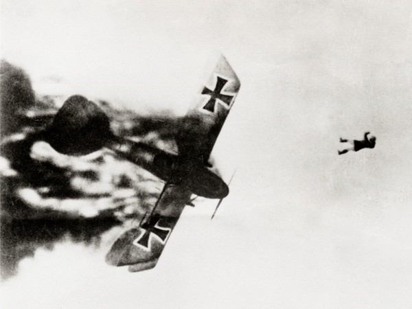 Un pilota Tedesco mentre si lancia dal suo aeroplano, un Albatross, in fiamme dopo essere stato abbattuto sopra le linee nemiche durante la Prima Guerra Mondiale, Archivio SSPL – Science & Society Picture Library, autore sconosciuto, 1914-1918