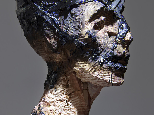 Christian Zucconi, Testa nera, travertino persiano, ferro, catrame, cm.34x18x22