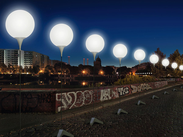 8000 glowing balloons, Berlino. © kulturprojekte berlin_whitevoid / christopher bauder — photo by daniel büche