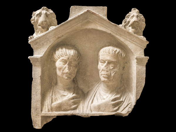Stele con coppia di coniugi, Terzo quarto I secolo d.C., Calcare, 64 x 64 x 19 cm, Museo Archeologico Nazionale di Aquileia | Foto © Gianluca Baronchelli