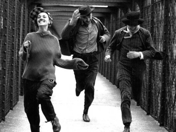 Raymond Cauchetier, Jeanne Moreau, Henri Serre e Oskar Werner corrono sulla passerella nel film Jules et Jim di François Truffaut