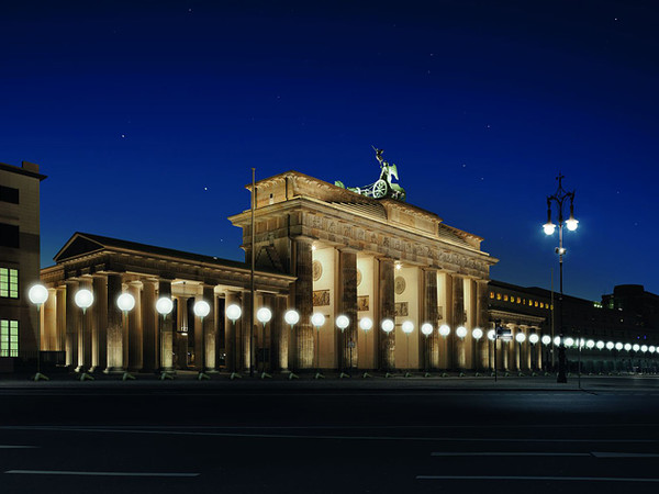 Confine di luce, Porta di Brandeburgo, Berlino. © kulturprojekte berlin_whitevoid / christopher bauder — photo by daniel büche