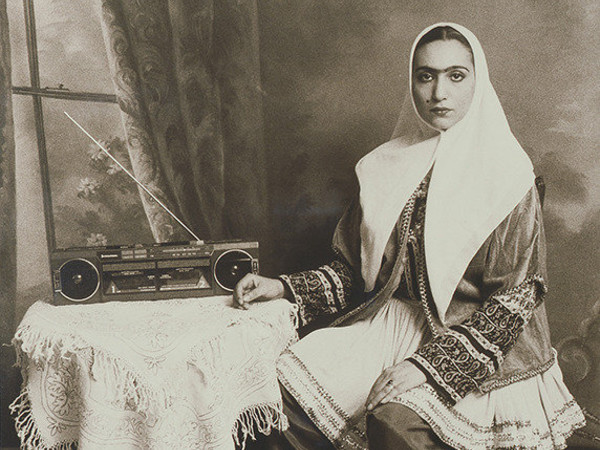 Ghadirian-Shadi, Qajar#18-(radio),1998, Fotografia-in-b_n,.90x60 cm, Collezione Giuseppe Iannaccone