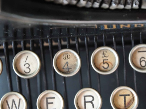 Tastiera di una macchina di fine ‘800 con la @ sopra al simbolo del 4