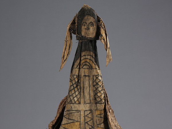 Maschera di corteccia, Prima metà del XX secolo, Artista non riconosciuto Cubeo, Regione Rio Uaupés, Amazzonia settentrionale, Corteccia battuta, pigmenti naturali e filo di palma, 140 x 55 x 35 cm | Foto: © manusardi.it