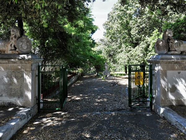 L'ingresso ai Giardini della Villa di Capece Latro, oggi area dell'Ospedale Militare Marittimo, Taranto