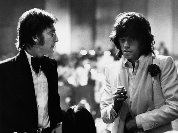 Ron Galella, John Lennon e Mick Jagger (con May Pang), 13 marzo 1974 Century Plaza Hotel, Los Angeles, California. Seconda edizione del premio alla carriera dell’American Film Institute (AFI) in onore di James Cagney