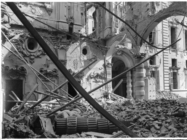 Palazzo Morozzo della Rocca, sede della Camera di Commercio di Torino, in via San Francesco da Paola, dopo i bombardamenti dell’8 dicembre 1942. Torino, Archivio Fotografico della Fondazione Torino Musei