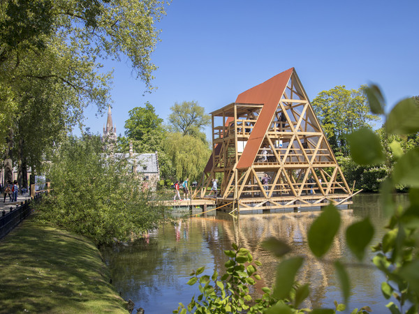 NLÉ Kunlùe Adeyemi, MFS III  Minne Floating School, 2018, Bruges, Minnewater | Foto © Jan D’Hondt, via Flickr | Courtesy of VISITFLANDERS Fladre e Bruxelles