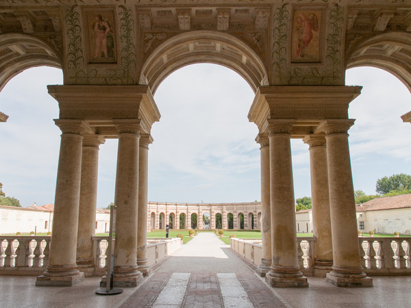 Palazzo Te a Mantova, La serliana della Loggia d'onore e sullo sfondo l'emiciclo dell'esedra | Foto: Errem