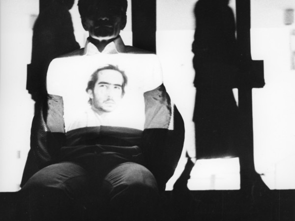 Fabio Mauri, Intellettuale, Azione performativa con la partecipazione di Pier Paolo Pasolini. Galleria d'Arte Moderna di Bologna (1975)  