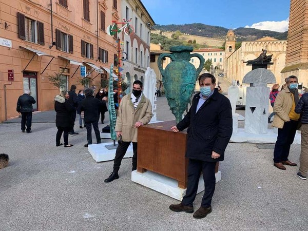 Algarco, L'Anfora, Pietrasanta (foto con sindaco Alberto Stefano Giovannetti)