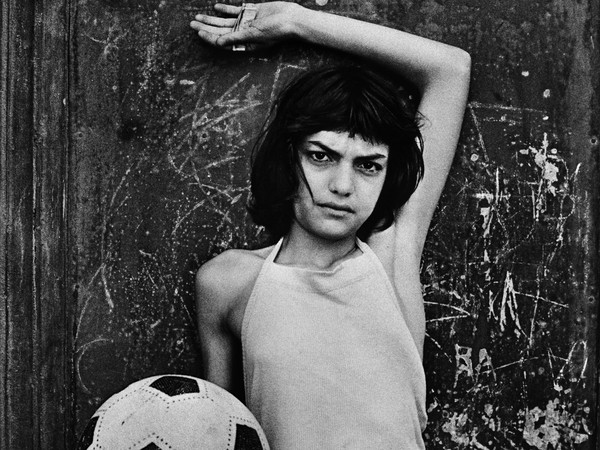Letizia Battaglia, Palermo, quartiere La Cala. La bambina col pallone, 1980