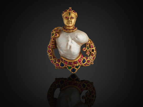 Ciondolo, India, 1575-1625, Perla, oro, diamanti, rubini, smeraldi, zaffiri, vetro, smalto, lacca, 5.2 x 6.6 cm | Courtesy of The Al Thani Collection