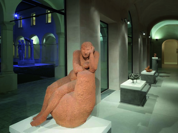 Arturo Martini. I capolavori, Museo Luigi Bailo, Treviso. Veduta del chiostro sud con, in primo piano, la Venere dei porti - 1932 e, sullo sfondo, il gruppo Adamo ed Eva - 1931. Arturo Martini. I capolavori, Museo Luigi Bailo, Treviso. Veduta del chiostro sud con, in primo piano, la Venere dei porti - 1932 e, sullo sfondo, il gruppo Adamo ed Eva - 1931.