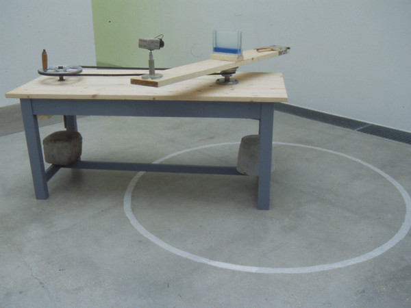 Damián Ortega, Unión-Separación, 2000. Table, pulley, fish tank, video camera, projector, hammer, Variable dimensions. Courtesy the artist and kurimanzutto, Mexico City