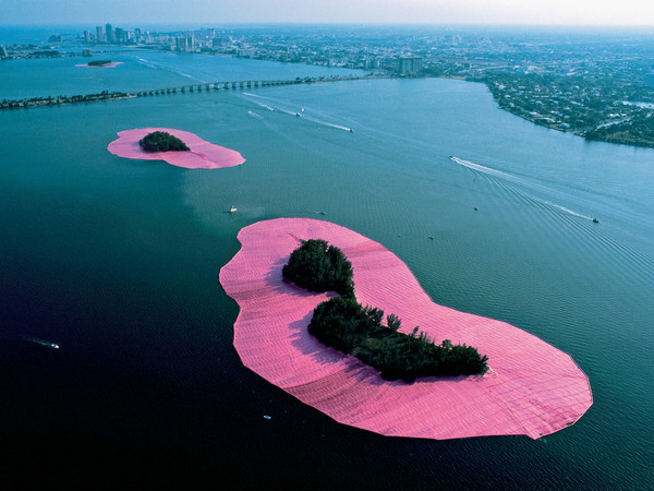 Christo e Jeanne-Claude, Surrounded Islands, Biscayne Bay, Greater Miami, Florida, 1980-83 I Ph. Wolfgang Volz