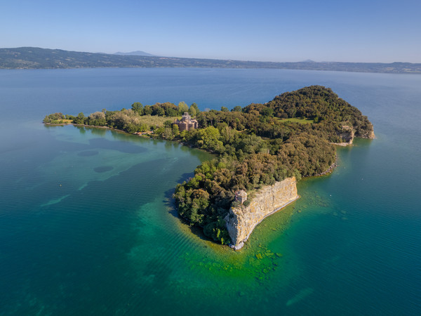 Veduta aerea dell'isola Bisentina, lago di Bolsena I Ph. Lorenzo Breccola