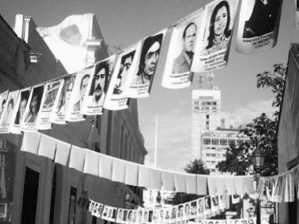 Ricostruzioni identitarie di volti fluttuanti nel vento dalla mostra "Madri coraggio. Le donne di Plaza de Mayo"