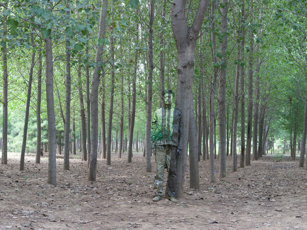 Liu Bolin, Zona verde, 2010, Stampa fotografica ultra giclée su alluminio
