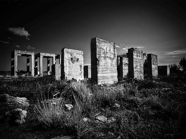 Adelaide Di Nunzio, Architetture Criminali, Stonehenge (basi in cemento per un edificio, nei pressi della Statale 106, versante Ionico, Reggio Calabria); cm. 30x20; stampa fine art su carta baryta; 2010-2020