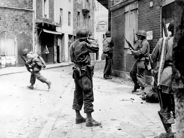 Combattimenti nelle strade a Saint Malo: soldati americani cercano di snidare un cecchino tedesco. Saint Malo, Normandia, Francia, agosto 1944