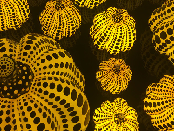 Yayoi Kusama, All the Eternal Love I Have for the Pumpkins, 2016, Legno, specchio, plastica, acrilico, LED, 415x415x292.4 cm, Edizione di 3 prove più 1 dell'artista | Courtesy: Kusama Enterprise, Ota Fine Arts, Tokyo / Singapore and Victoria Miro, London © Yayoi Kusama | Foto: ARTE.it