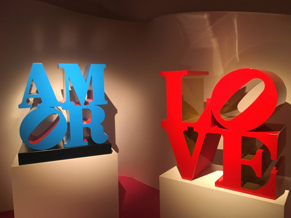 Robert Indiana, <em>Amor e Love</em>, 1966-1999 Scultura, Alluminio policromo, 91.5x45.75x91.5 cm | Courtesy of  Galleria d'Arte Maggiore, G.A.M., Bologna, Italia | Foto: ARTE.it<br />