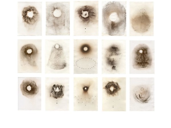 Giuliana Storino, Buco d'acqua, 15 di 50 esemplari, 2015. Terreno sedimentato e stagno su carta, cm. 120x150