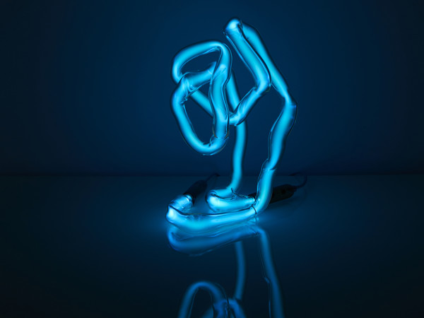 Jochen Holz, <em>Table Lamp</em>, Neon, 2018 | Courtesy of A plus A Gallery, Venezia<br />