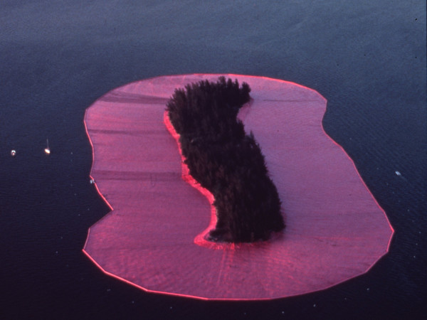 Christo, Surrounded Island, Biscayne Bay, Greater Miami, Florida, 1982-1983, 6,5 million sqare feet (600,850 square meters) of fabric floating on the water. 11 islands | Photo Wolfgang Volz © Christo 1983