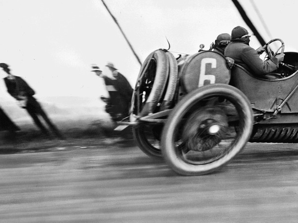 Jacques Henri Lartigue, René Croquet sur une Théo Schneider de course, 1913, légendée par l'auteur "Grand Prix de l'Automobile Club de France, 26 juin 1912"  