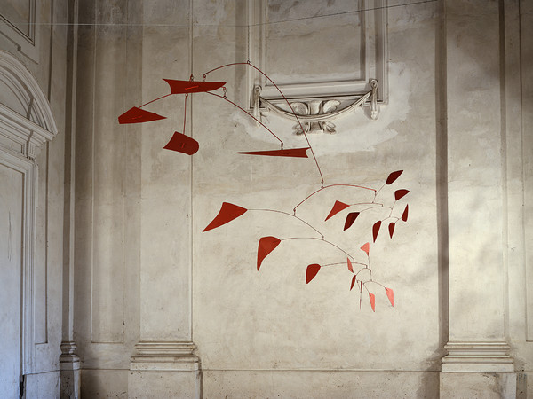 Alexander Calder, Grande Mobile Rosso, 1961, Lamiera e tondino di ferro, 160 x 400 cm, Collezione GAM, Torino | Courtesy of GAM - Galleria Civica d’Arte Moderna e Contemporanea, Torino | Su concessione della Fondazione Torino Muse