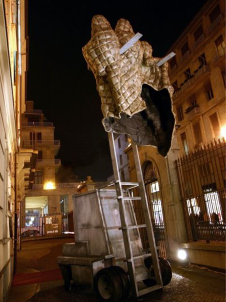 Perino & Vele, Alf, 2005, cartapesta, vetroresina, ferro zincato, gomma, asfalto, cm 665 x 283 x 420