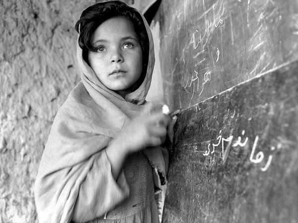 Ragazzina afgana frequenta una delle migliaia di scuole di base costruite nei villaggi con l’aiuto dell’ONU,  Nangarhar, Afghanistan, 24 aprile 2008 