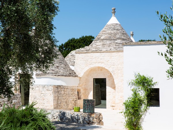 Morfologia delle Meraviglie, dal 21 luglio al 18 agosto 2019, Contrada Galante, Ostuni. Veduta dell’allestimento. Opera: Paolo Gonzato, Copy