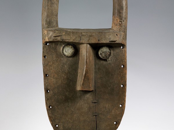 Maschera (angbai o nyanbai), Probabilmente prima metà XX secolo, Artista non riconosciuto, Toma o Loma, Guinea, Legno, chiodi di ferro, vetro, metallo e resina, 88 x 39 x 15 cm | Foto: © manusardi.it