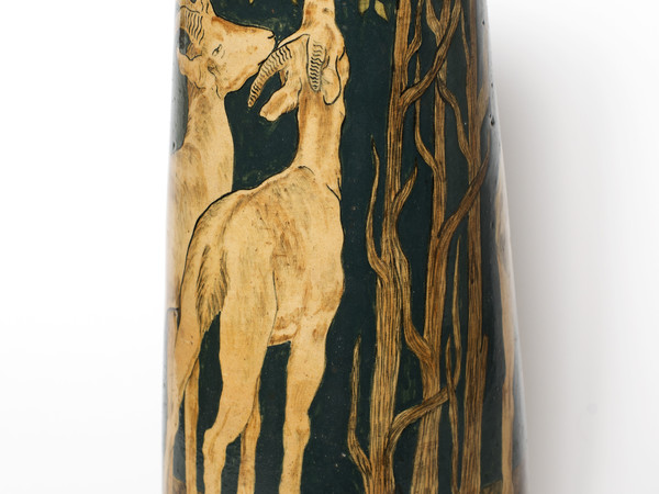 Olga Modigliani, Vaso con cervi, anni Dieci, terracotta dipinta (Collezione privata)