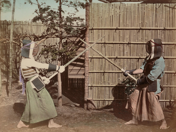 Kusakabe Kimbei, Incontro di kendō, ante 1893, Giappone Segreto. Capolavori della fotografia dell'800 | Courtesy of Palazzo del Governatore, Parma 2016