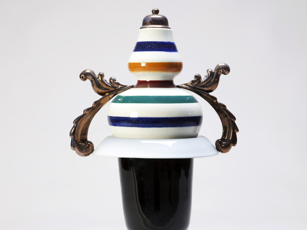 Andrea Salvatori, Ottomano #7, 2016, Ceramica e vetro, 32 x 23 x 56 cm, Ceramica | Foto © Luca Nostri | Courtesy of Andrea Salvatori 