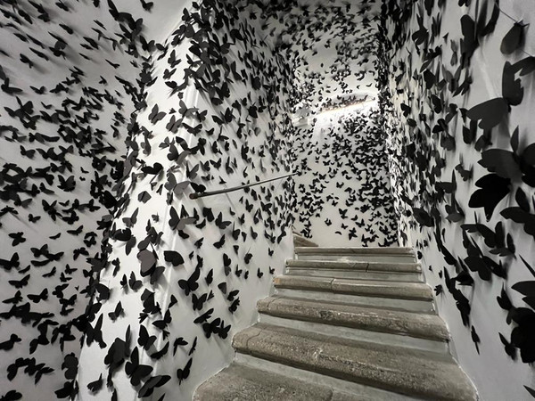 Carlos Amorales, Black Cloud Fashion, 2022 15,000 falene nere di carta su muri | Courtesy l'artista | Foto: © Giovanni De Angelis