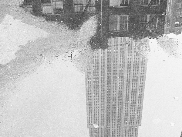 André Kertész. Riflesso di un grattacielo in una pozzanghera, New York, 1967 © Donation André Kertész, Ministère de la Culture (France), Médiathèque du patrimoine et de la photographie, diffusion RMN-GP