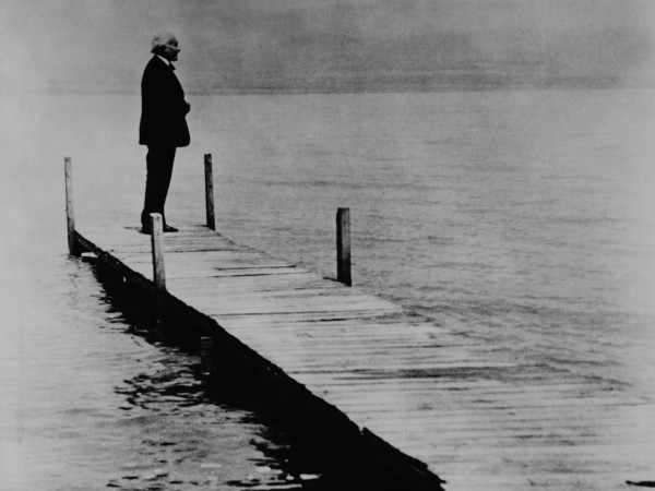 Arturo Toscanini sul molo in riva al mar Morto, 1938