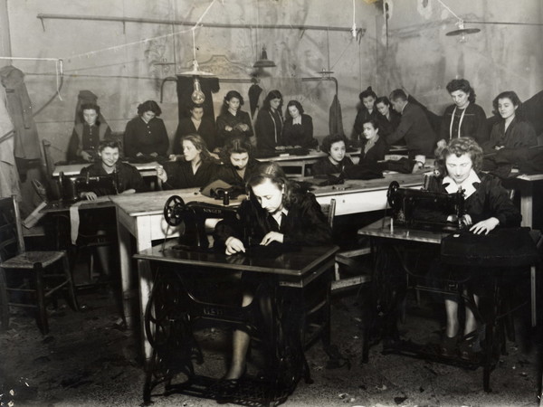 Sartoria per disoccupate gestita a Bologna dall'UDI, 1947. Archivio fotografico UDI Bologna